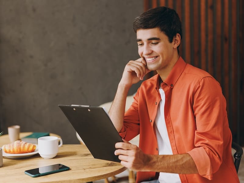 Estudiante revisando opciones de universidades en su celular