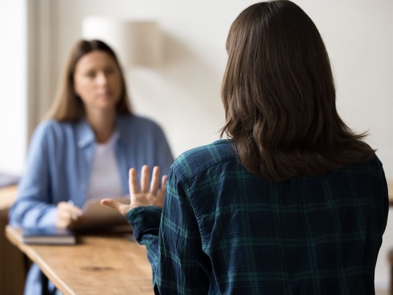 Mujer sin experiencia laboral en una entrevista de trabajo