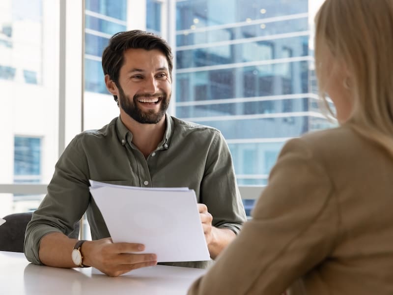 Hombre en entrevista de trabajo con un buen lenguaje corporal y sin nervios