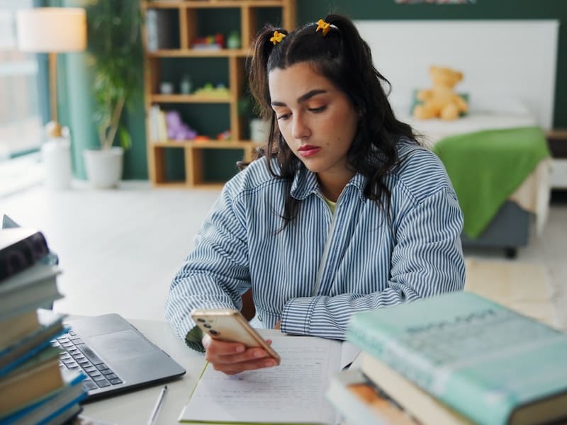 Estudiante reflexionando sobre qué hacer si no se queda en la universidad