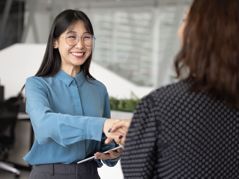 Mujer en entrevista de trabajos sin nervios y con un lenguaje corporal positivo