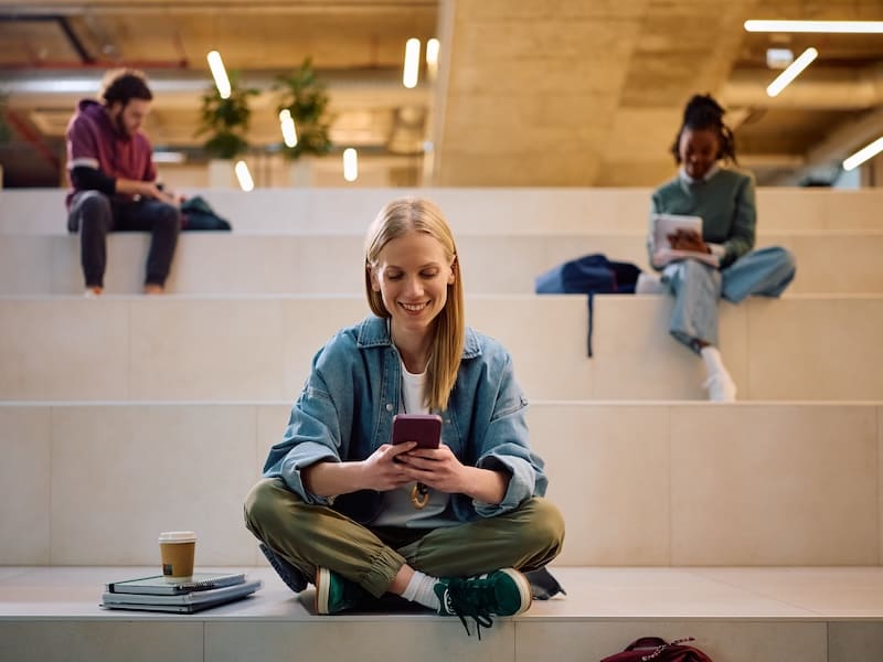 Estudiante creadora de contenido actualizando su CV con sus hobbies