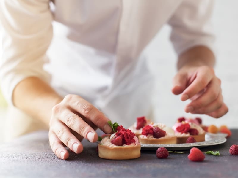 Presentación de platillo gourmet elaborado por un chef como parte de la carrera de gastronomía