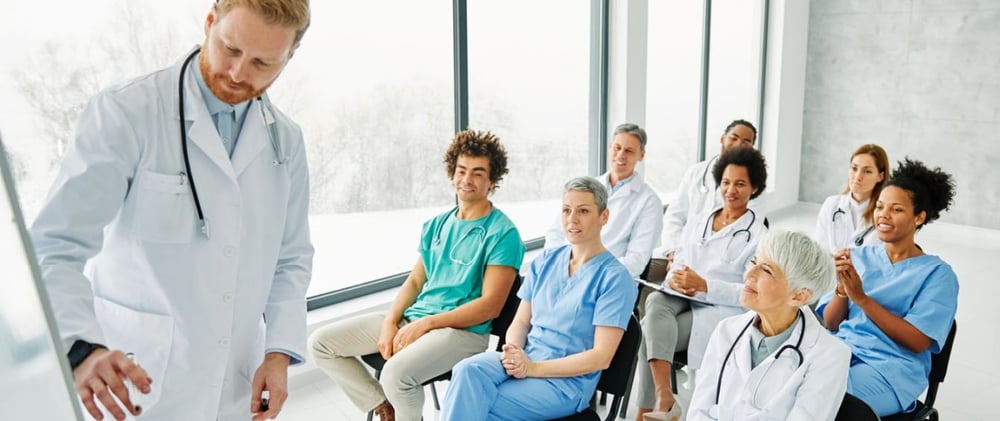 Trabajos para médicos que no son de consulta | Opciones profesionales 2026