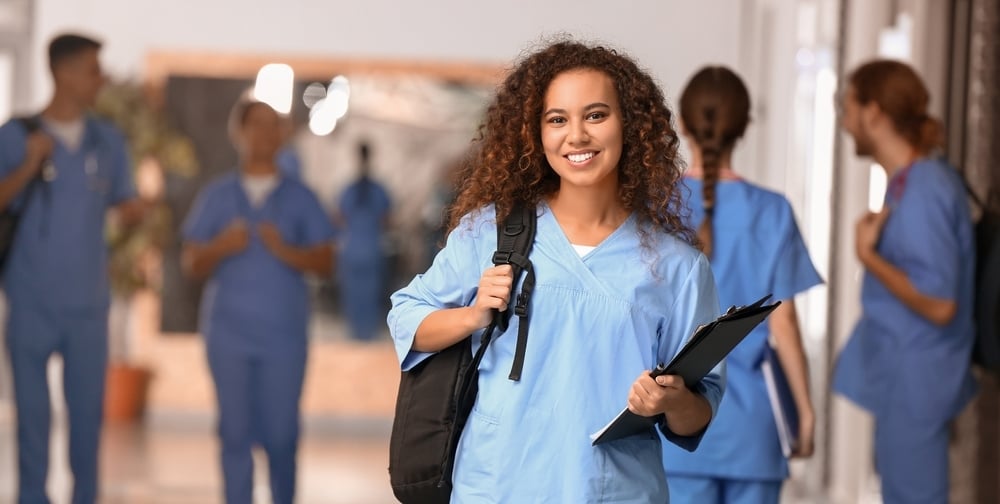 Estudiantes de Medicina UVM practicando en un centro de simulación clínica