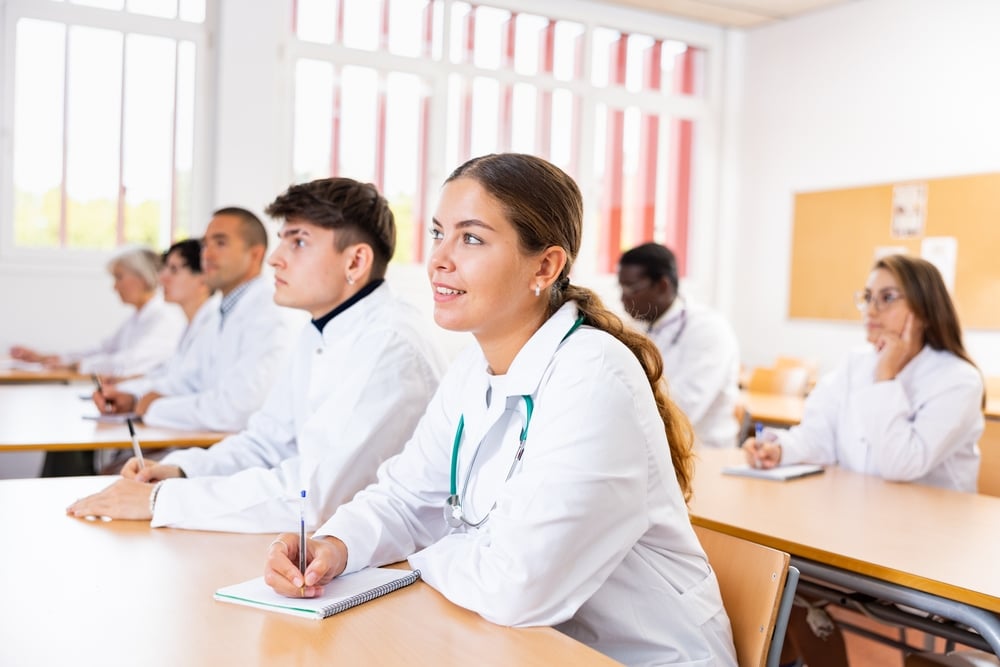 Simulación médica para desarrollar razonamiento clínico durante la carrera