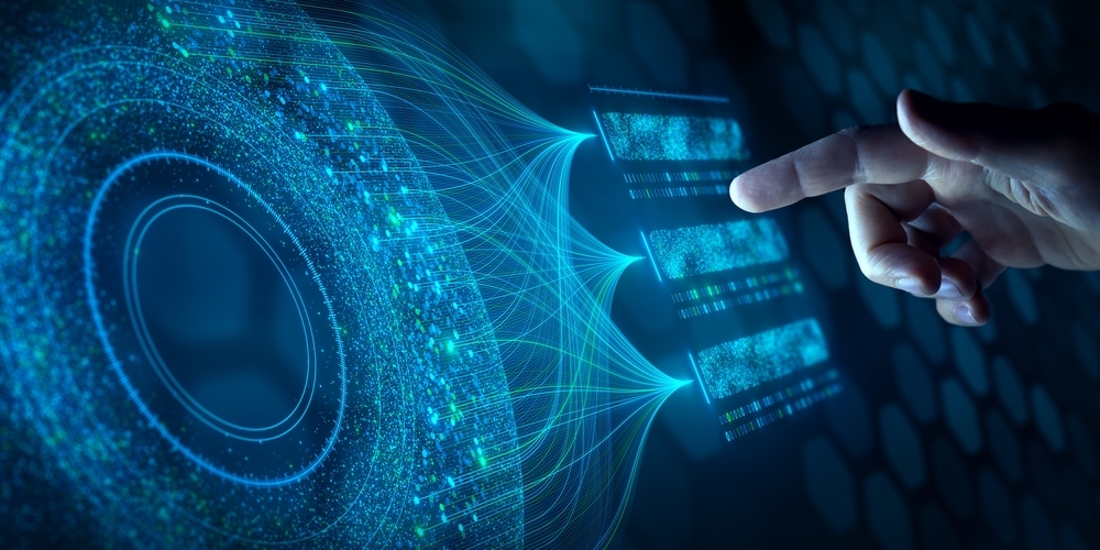 Mano interactúa con una interfaz digital que representa conexiones y procesamiento de datos en tonos azules.