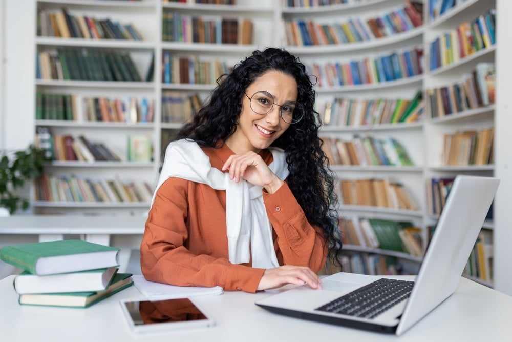 Estudiante de posgrado tomando clases en línea desde su espacio de trabajo