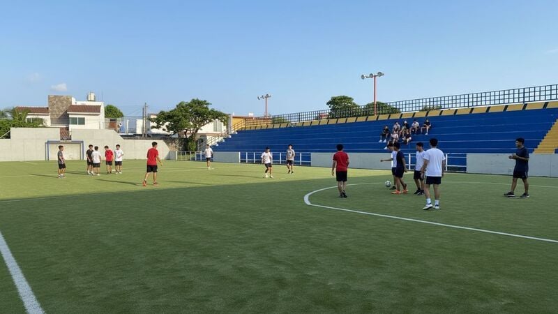 Alumnos de la Prepa Colegio de Villa Rica UVM Veracruz en cancha de fútbol rápido